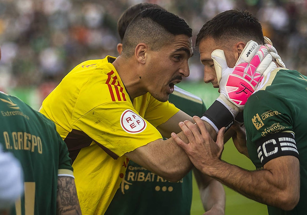 Robador y Álvaro Clausí, protagonistas en el derbi del pasado domingo ante el Montijo.