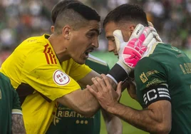 Robador y Álvaro Clausí, protagonistas en el derbi del pasado domingo ante el Montijo.