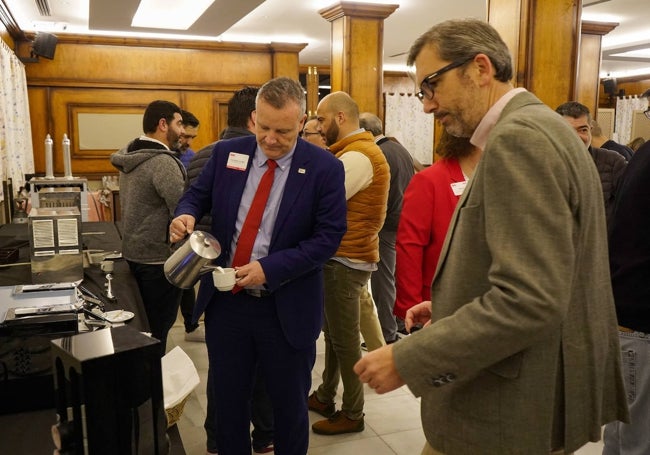 Antes de la reunión, toca café a las 6.45 horas.