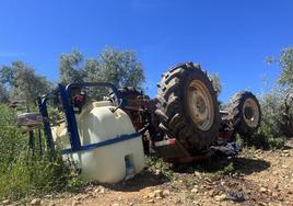 El tractor volcado en la finca en la que estaba realizando labores agrícolas.