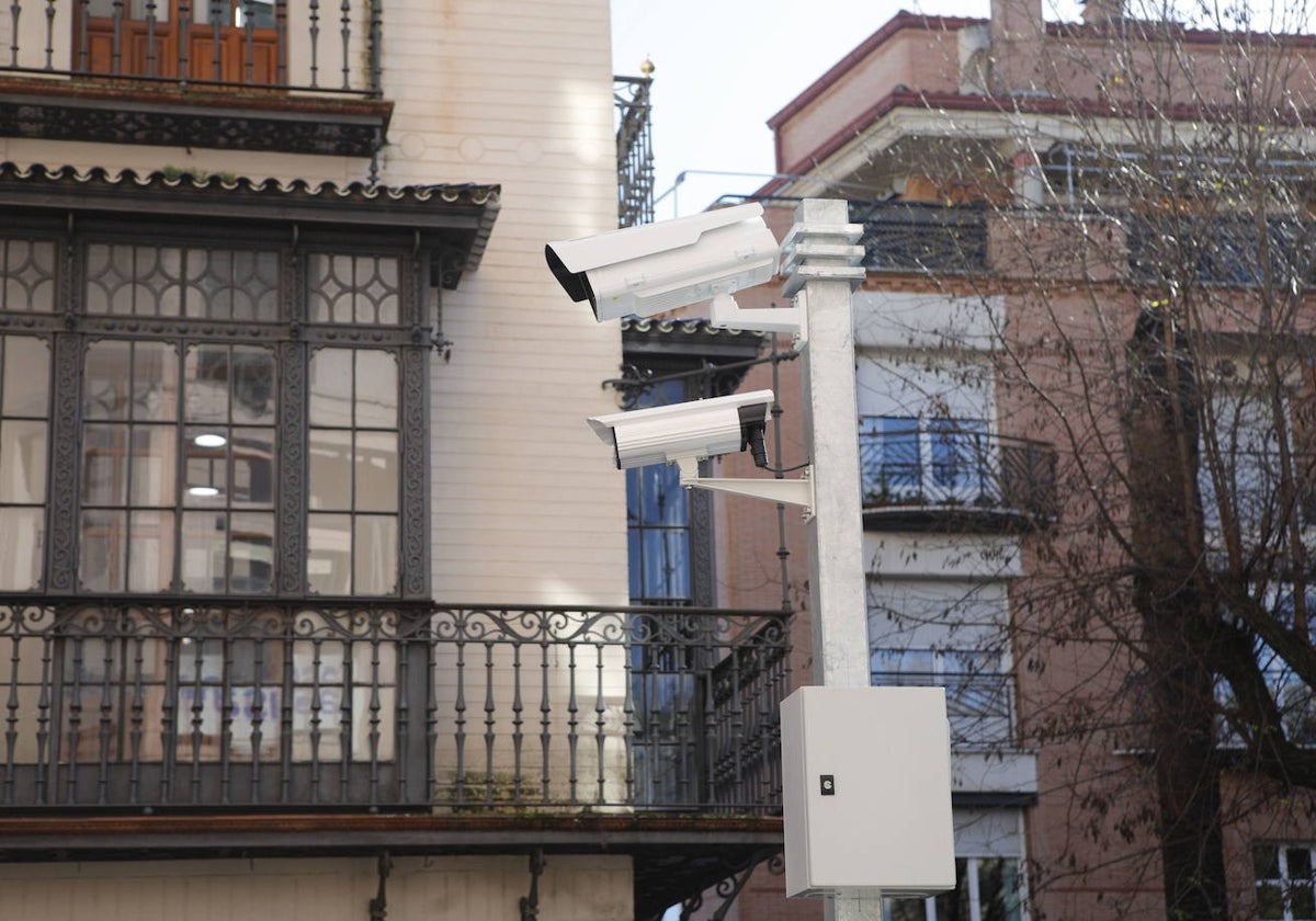 Cámara de control de tráfico situada al inicio de la calle San Antón. De momento, no se ha activado.