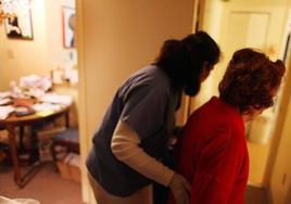 La madre suele asumir el cuidado de las personas dependientes en Extremadura