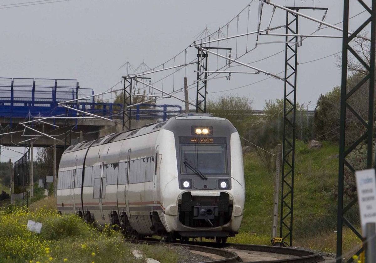 Un tren circula por la línea entre Mérida y Aljucén, actualmente en vía única.