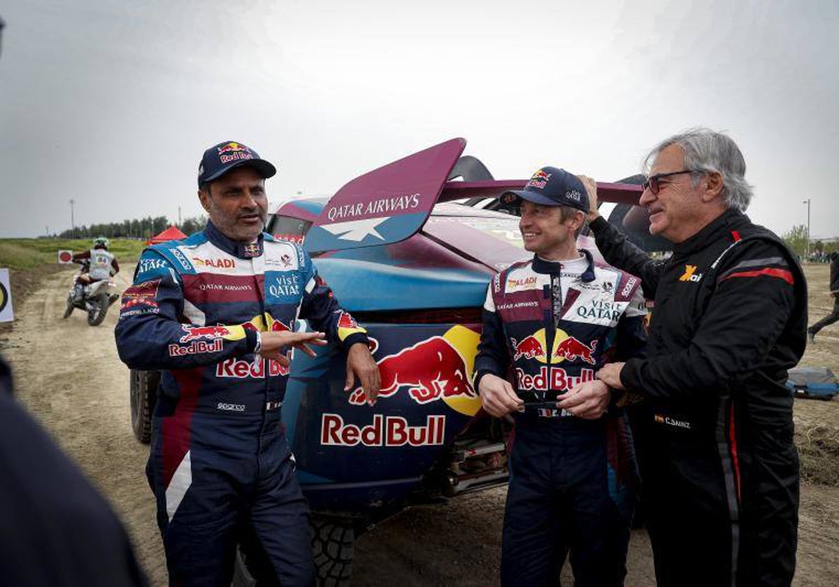 Carlos Sainz charla con el vencedor de la prueba, Al-Attiyah.