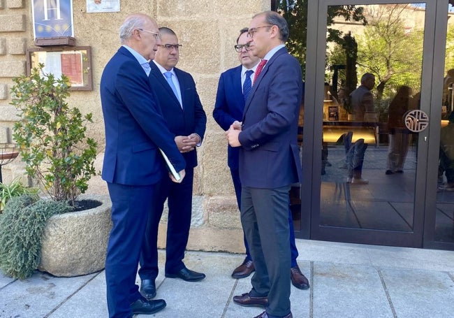 El alcalde, Rafael Mateos (primero por la derecha), esta mañana a las puertas del hotel NH Palacio de Oquendo.