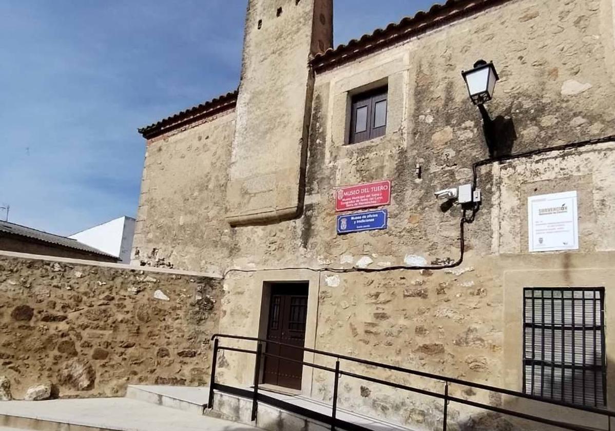 El Museo Municipal de Aldea del Cano se ubica en la denominada Casa del Cura, del siglo XVI.