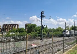 Un tren sale de la estación de Mérida en dirección a Aljucén, en el tramo que será duplicado.