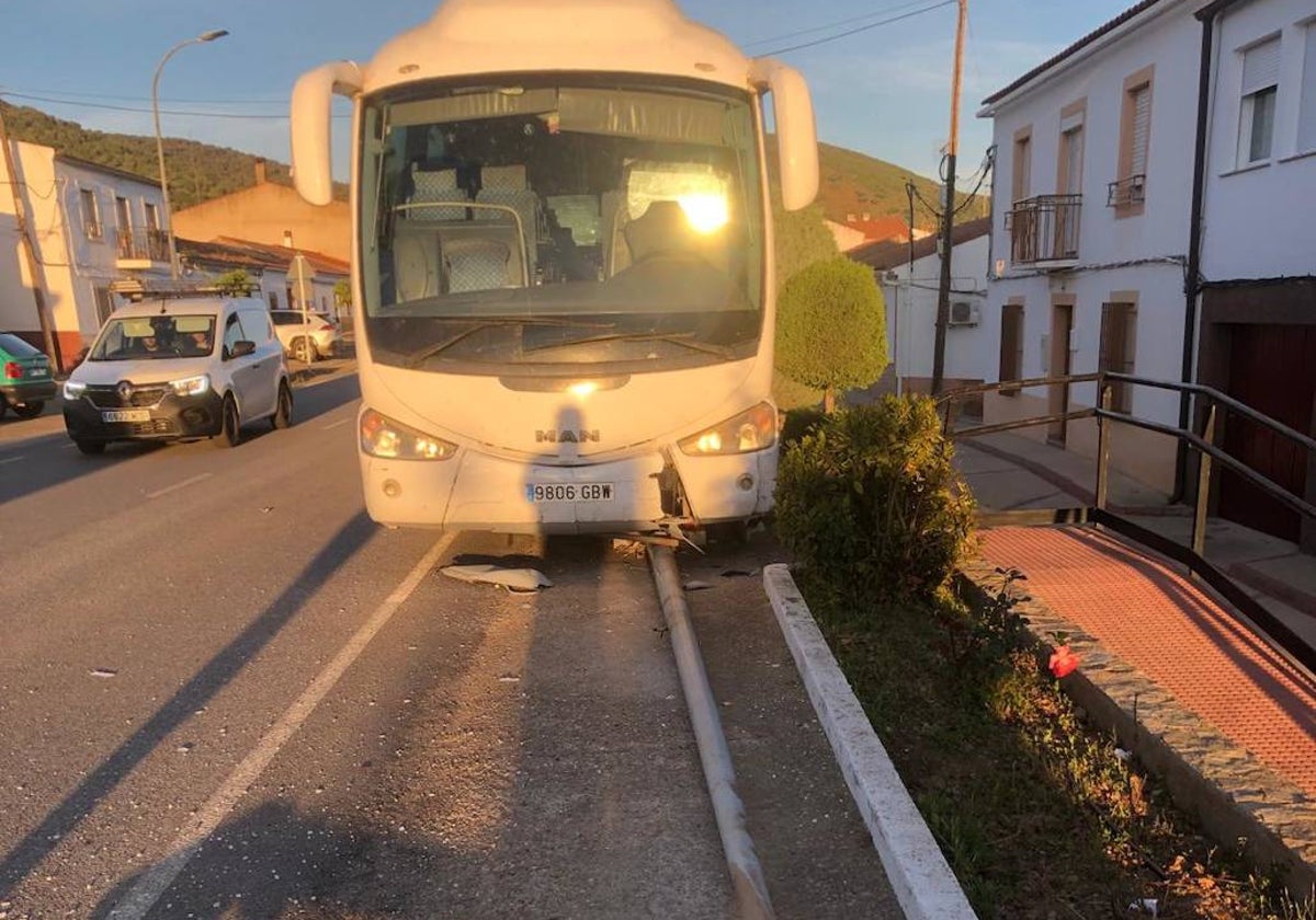 Bus escolar inutilizado y con una farola arrancada esta mañana tras chocar con ella en La Parra.