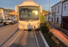 Bus escolar inutilizado y con una farola arrancada esta mañana tras chocar con ella en La Parra.