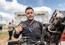 José Flores muestra la medalla que le entregaron por finalizar el Rally Transibérico.
