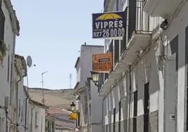 Carteles de 'Se vende' en casas particulares