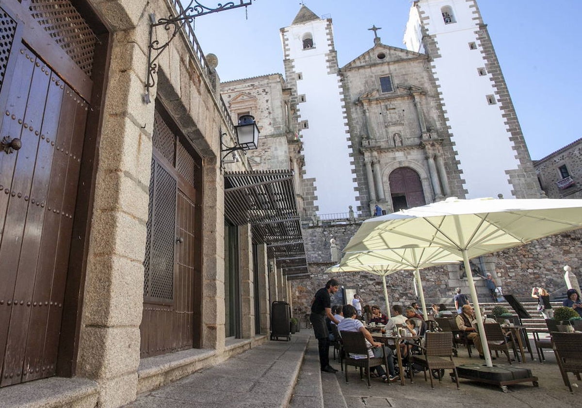 Terraza de la cafetería Jardín de Ulloa, que regentaba la Fundación Mercedes Calles en la plaza de San Jorge de Cáceres.