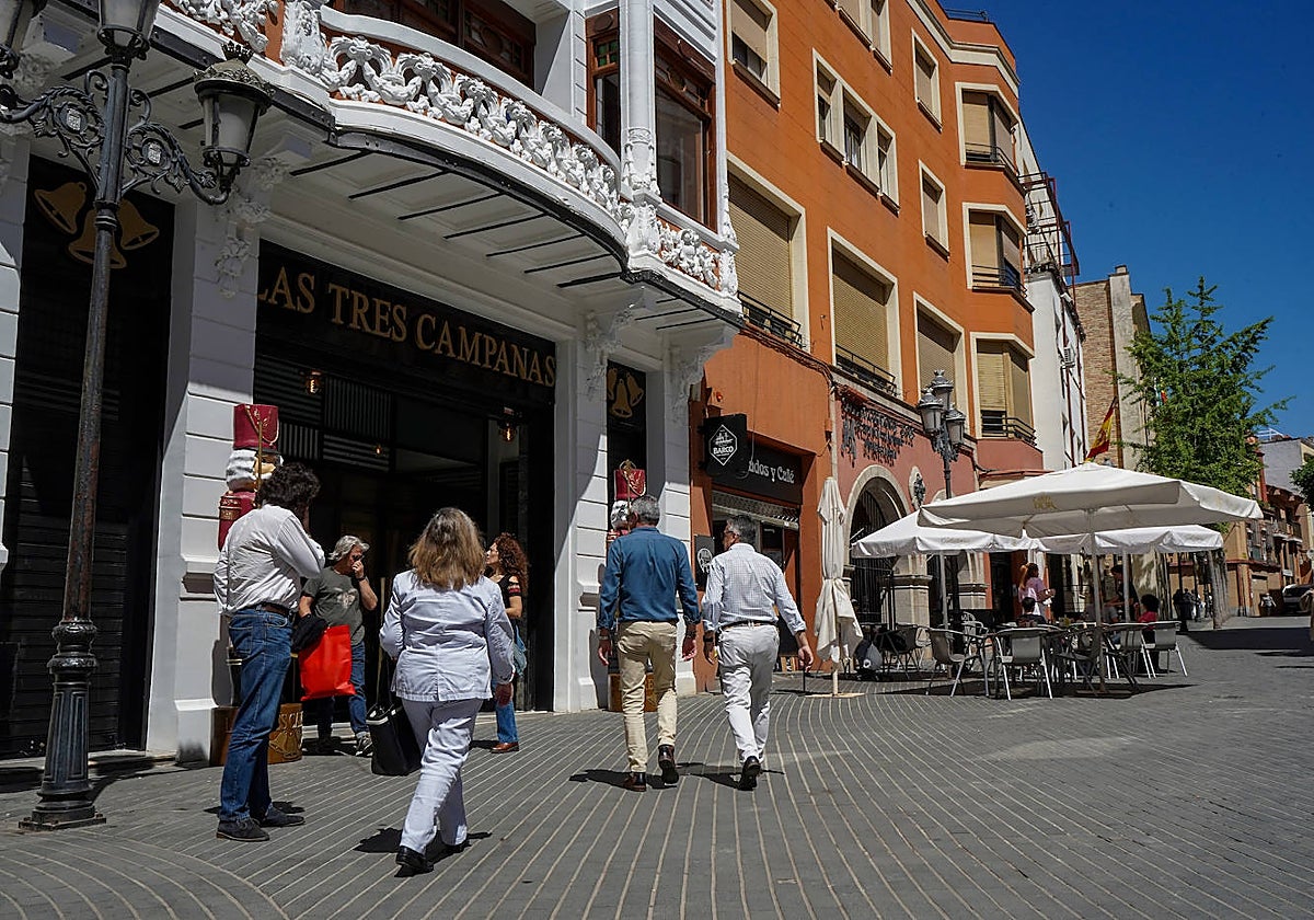 Pacenses andan por la plaza de la Soledad en dirección a Las Tres Campanas.
