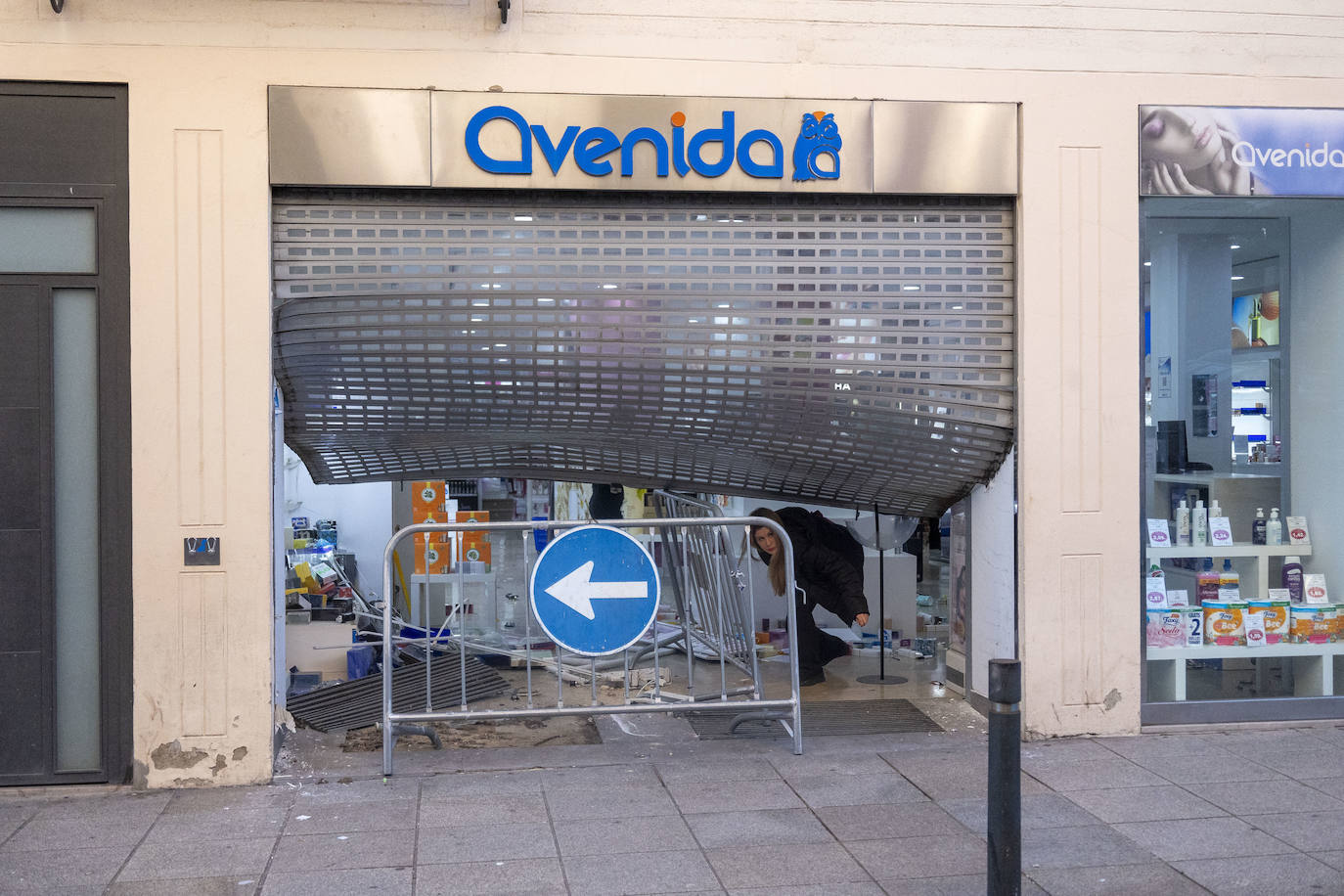 Así ha quedado la perfumería Avenida de Cáceres tras el robo con alunizaje