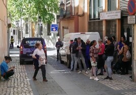 Puerta del comedor San Vicente de Paúl en la calle San Pedro de Alcántara.