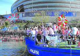 La gabarra se detuvo a la altura de San Mamés para homenajear a los athleticzales fallecidos. Los jugadores lanzaron a la ría pétalos de rosas rojas y blancas.