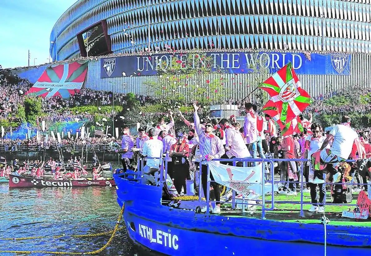 La gabarra se detuvo a la altura de San Mamés para homenajear a los athleticzales fallecidos. Los jugadores lanzaron a la ría pétalos de rosas rojas y blancas.