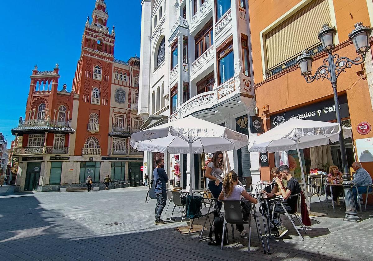 Edificio de La Giralda, al fondo, en la plaza de la Soledad.