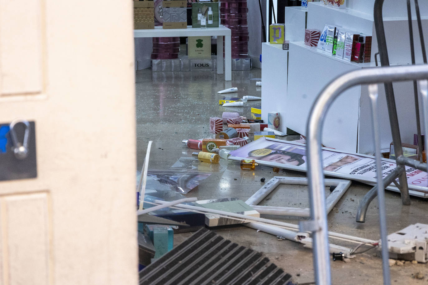 Así ha quedado la perfumería Avenida de Cáceres tras el robo con alunizaje