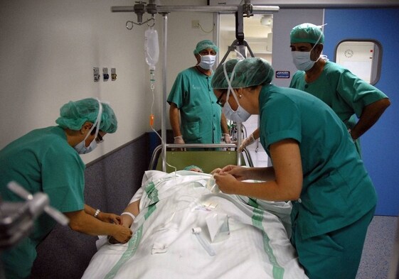 Sanitarios atendiendo a un paciente en el hospital de Mérida.