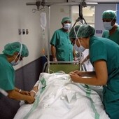 Sanitarios atendiendo a un paciente en el hospital de Mérida.