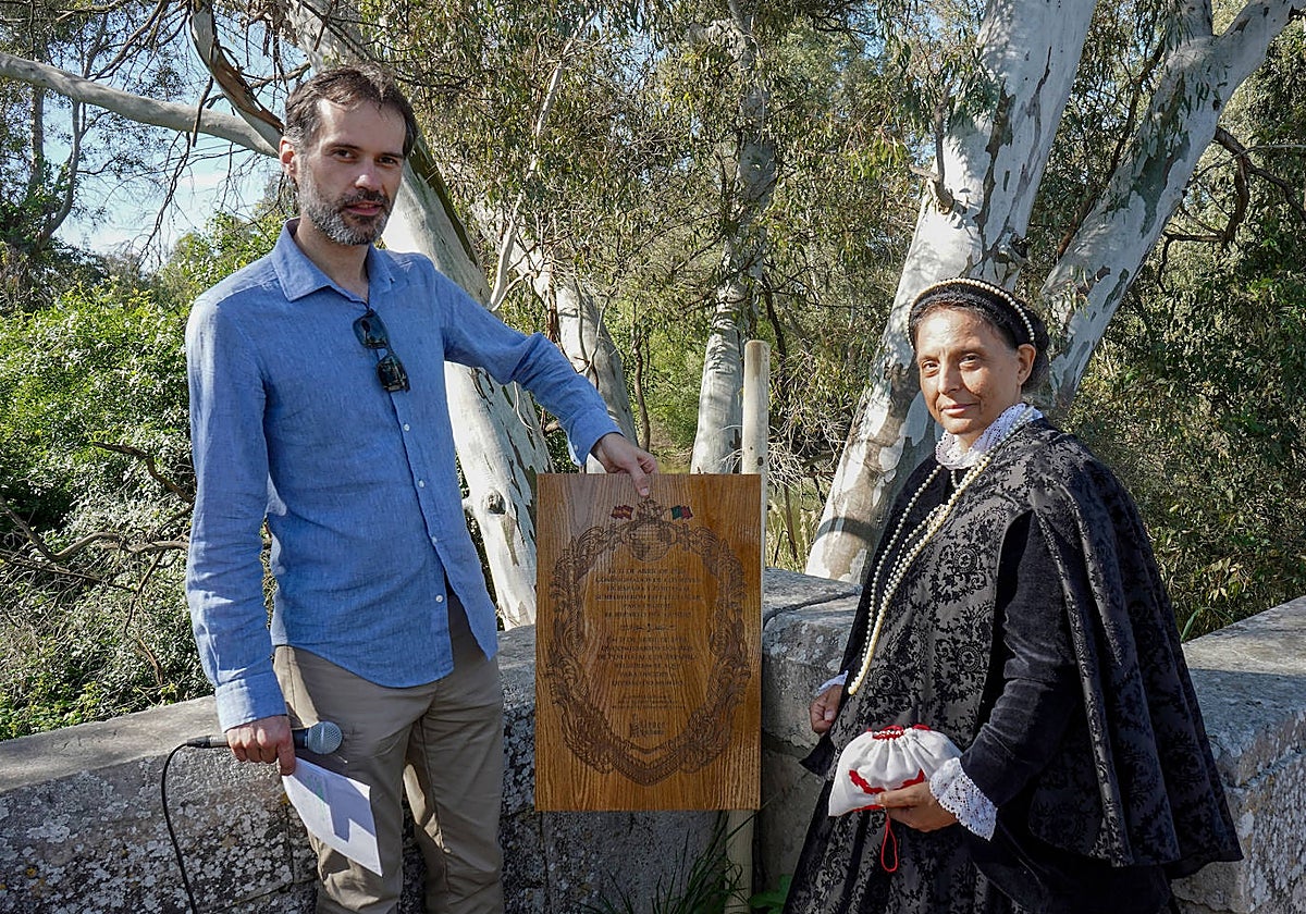 José Manuel Rodríguez y Mary Sol Sudón Aguilar en el puente del río Caya.