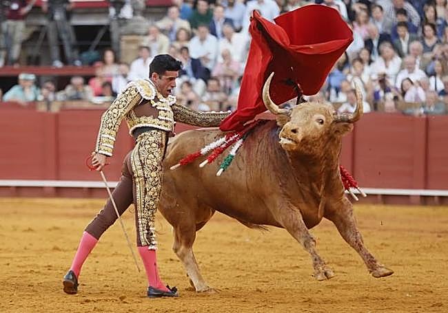 Alejandro Talavante durante la corrida de este viernes en Sevilla