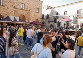 Imagen de la plaza de Santa María de Cáceres, este sábado por la tarde durante uno de los conciertos del mercado de la primavera.