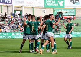 Los futbolistas del Cacereño celebran un gol en el Príncipe Felipe.