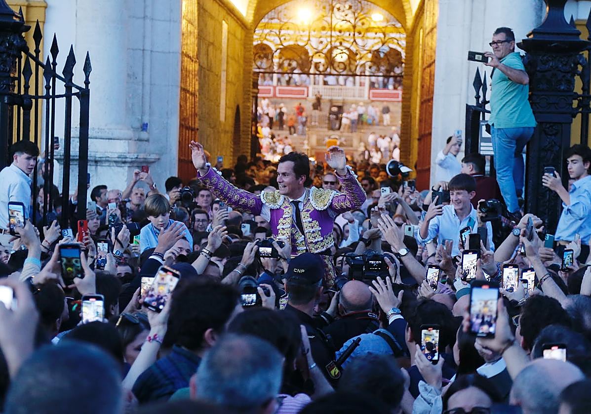 Daniel Luque cortó tres apéndices y abrió la Puerta del Príncipe de La Maestranza.
