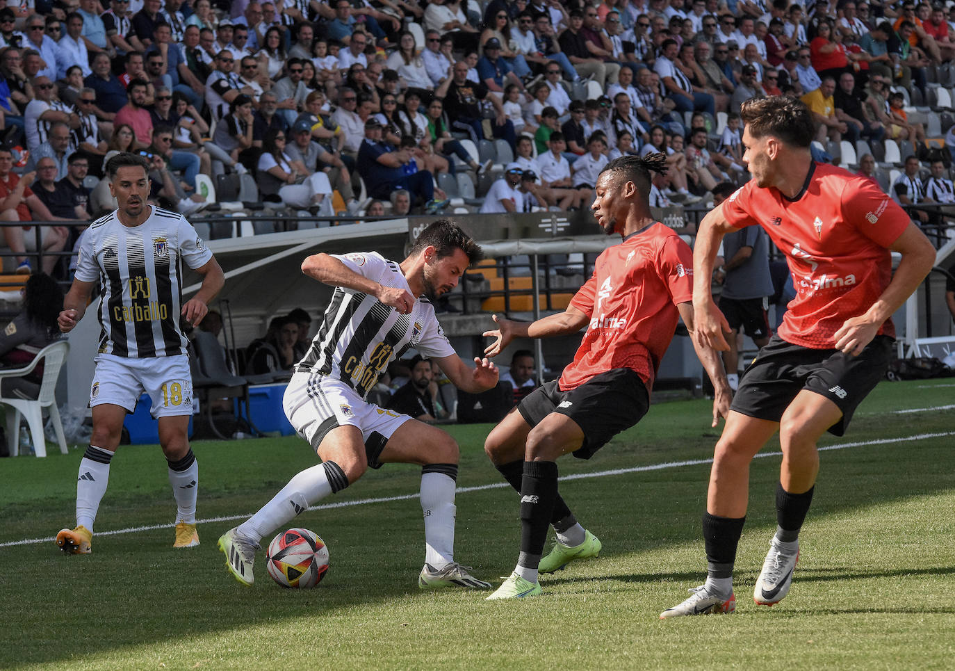 Las mejores imágenes de la victoria del Badajoz ante el Mensajero