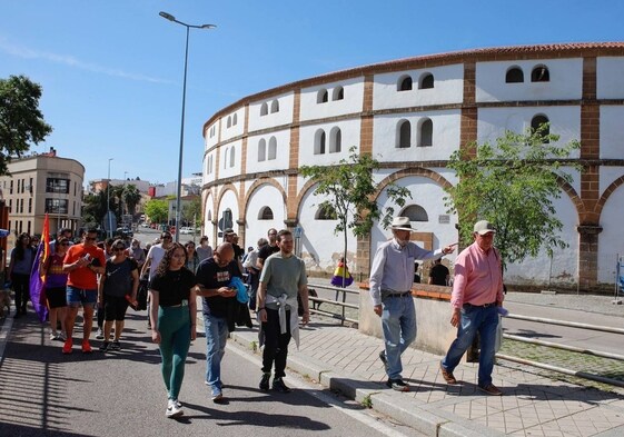 Participantes en la ruta tras dejar atrás el primer escenario, la plaza de toros, que funcionó como anexo al campo de concentración de Los Arenales.