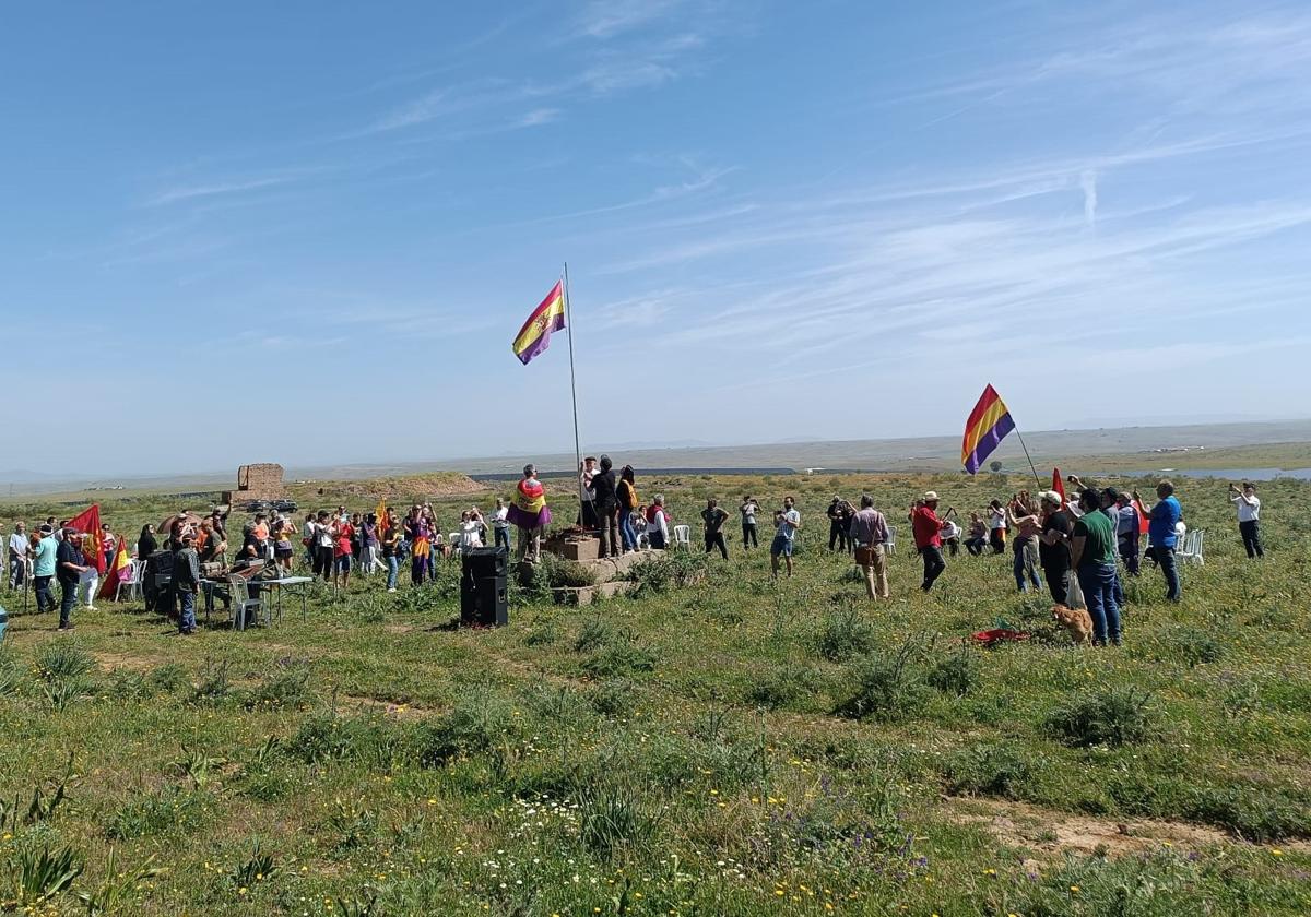 Los asistentes homenajearon a las víctimas del franquismo en los terrenos donde estuvo el campo de concentración de Castuera.