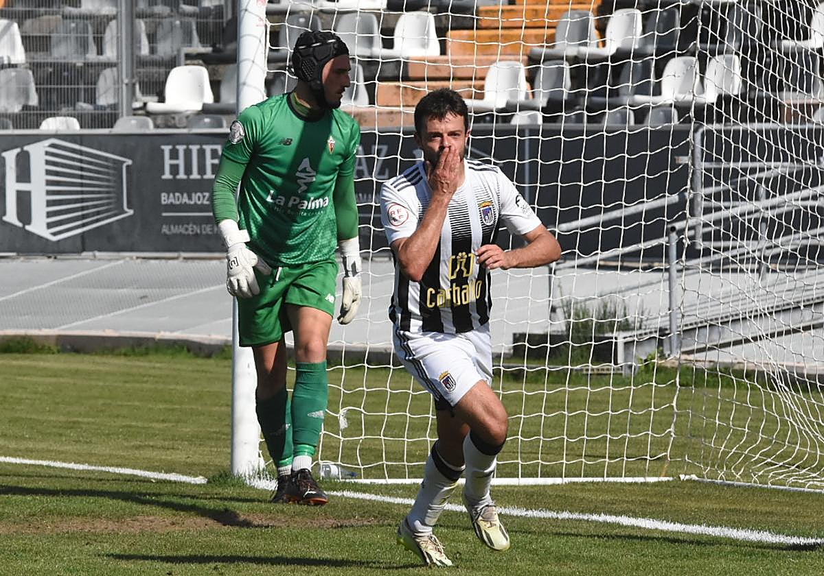 Samu Manchón tras marcar el penalti que había provocado al borde del descanso.