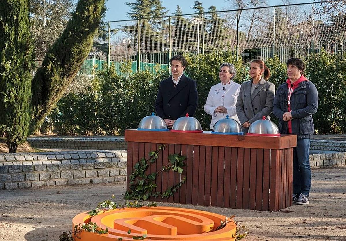 El jurado, acompañado de la chef Pepa Muñoz, en el Bosque del Recuerdo.