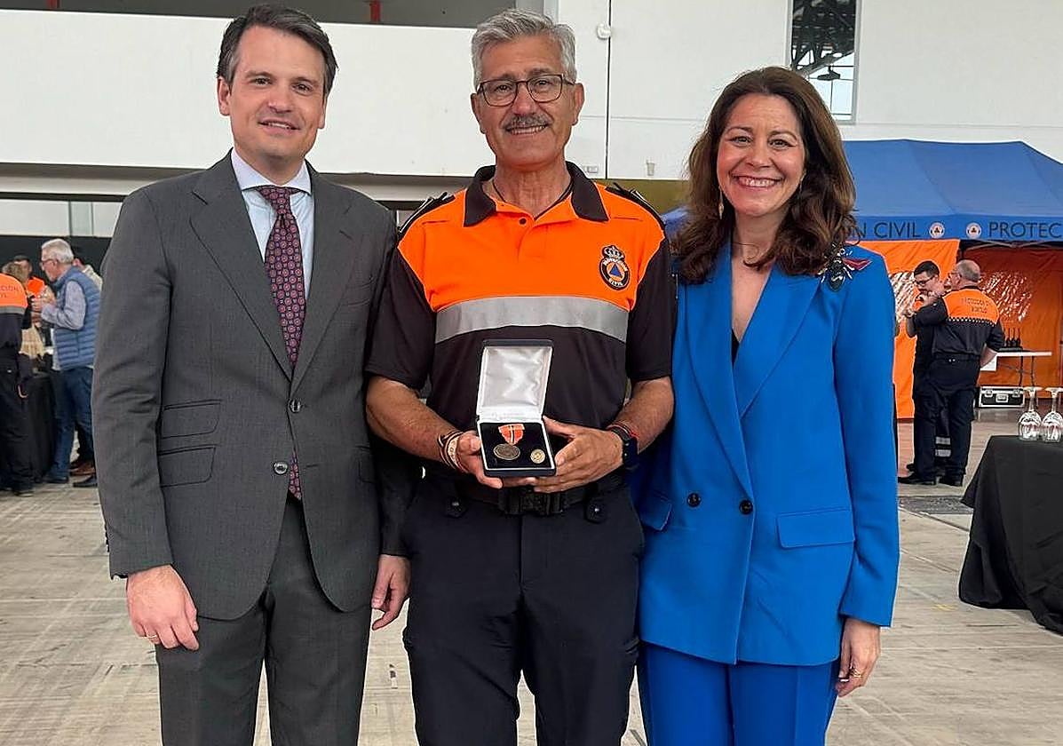 Recogida de la medalla por los 20 años de la agrupación frexnense.