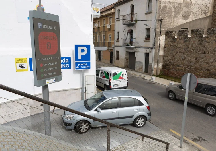 La zona de aparcamiento limitado solo afectará en Plasencia al aparcamiento de Eulogio González