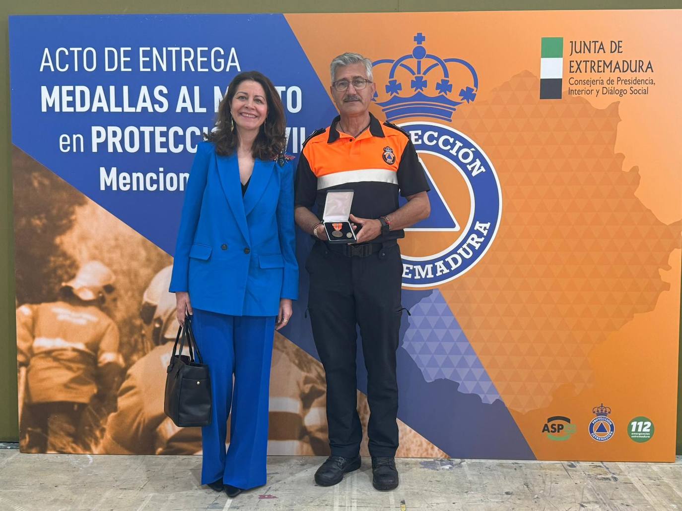 Imagen secundaria 1 - La agrupación de Protección Civil recibe una medalla de oro por sus más de 20 años de servicio