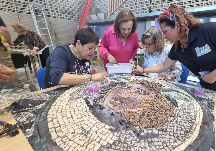 El mosaico de la diosa Medusa excavado en Mérida ya tiene su réplica hecha por los mayores