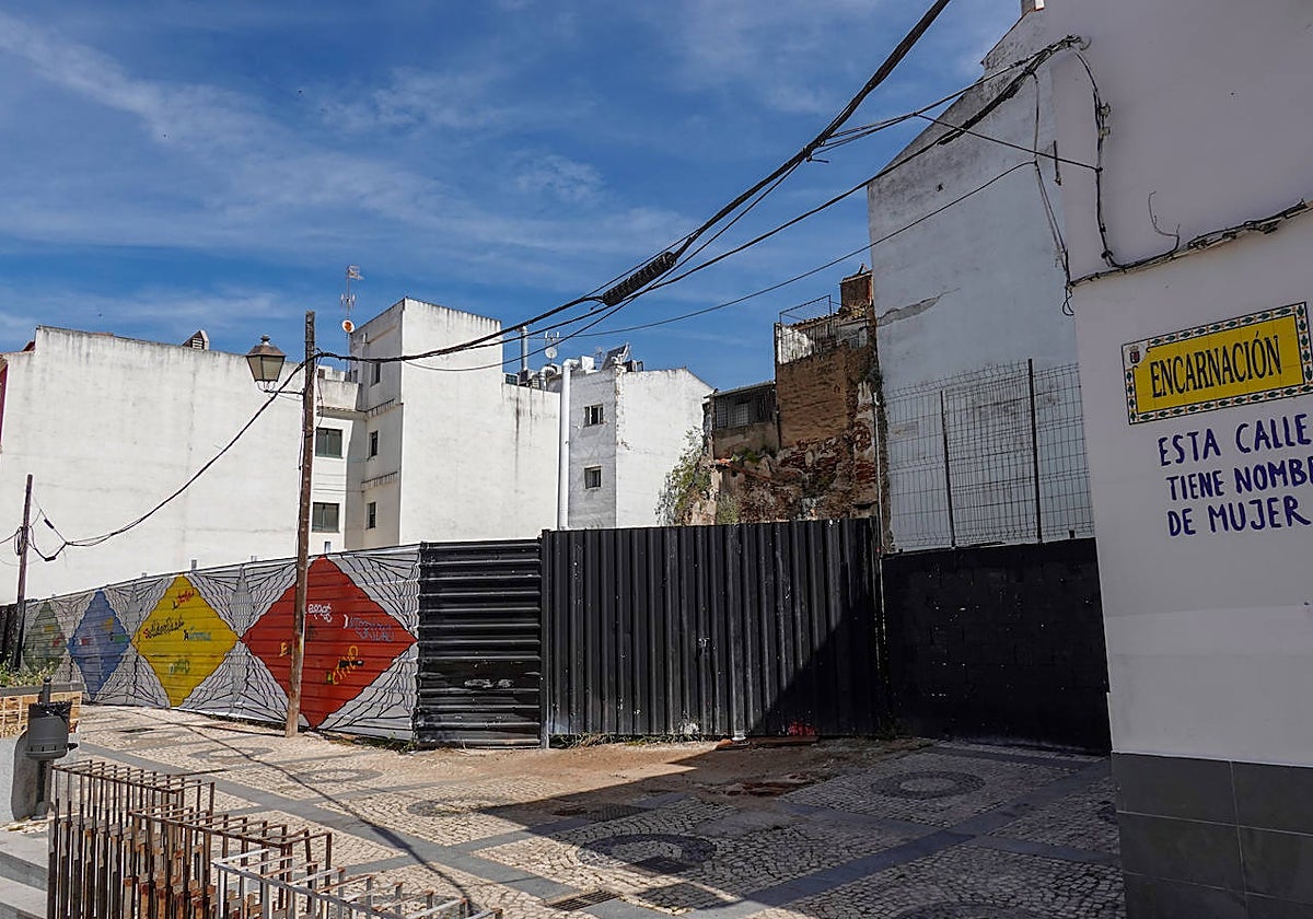 Solar entre las calles Encarnación, Norte y las plazas de San José y Santa Marina donde la Fundación CB levantará su sede este verano.