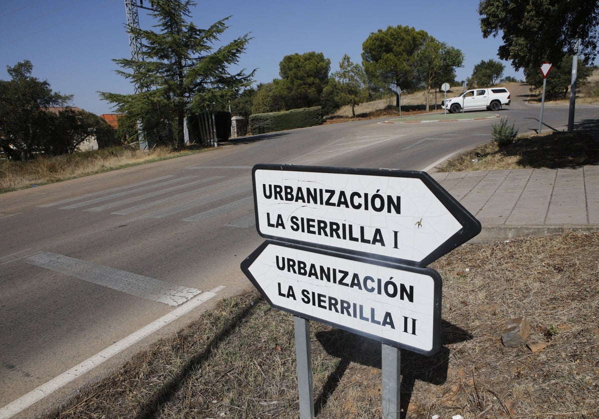 Acceso principal a la urbanización en sus dos sectores.