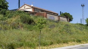 Vista de la casa que interrumpe el andén desde la calle Estación.