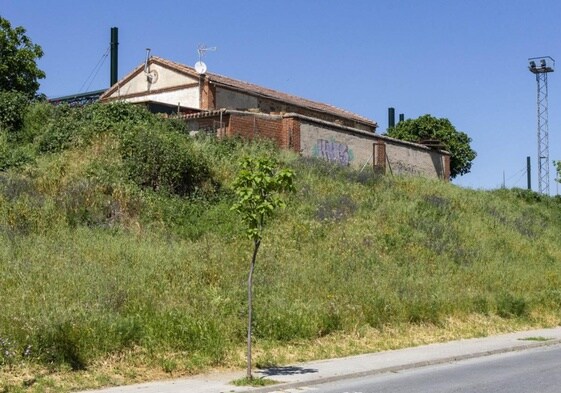 Vista de la casa que interrumpe el andén desde la calle Estación.