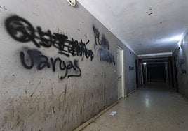 Pintadas, basura y un portal destrozado: Así está el número 8 de Germán Sellers