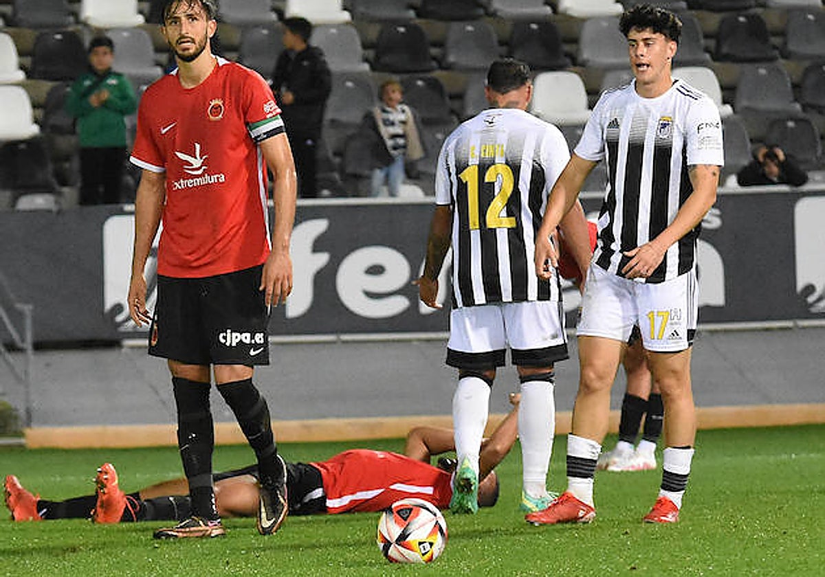 Müller, a la derecha, en el duelo de la primera vuelta entre el Badajoz y el Montijo.