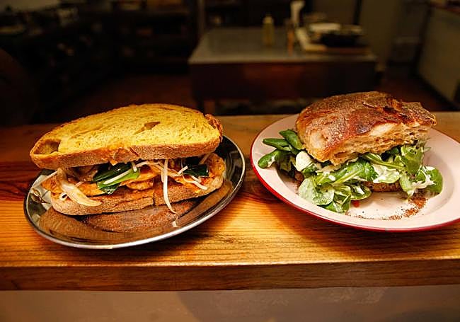 Hay dos variedades diferentes de sánguches cada semana a partir de las 19.30 horas.