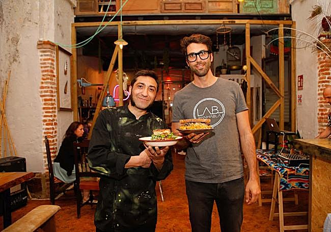 Dany Dorado y Juan Rodríguez son los creadores de estos bocadillos icónicos con reminiscencias criollas.