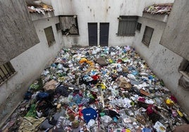 Estado actual del patio comunitario del bloque situado en el número 8 de Germán Sellers de Paz, en el barrio de Aldea Moret de Cáceres. La foto fue realizada este jueves.