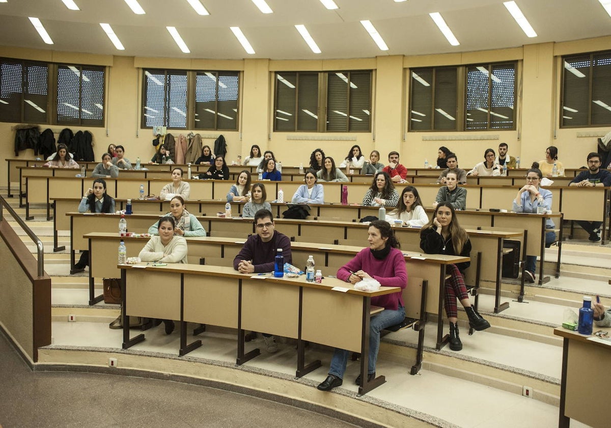 Médicos en un examen MIR en la región en una imagen de archivo.