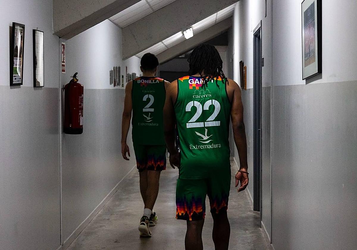 Gant y Bonilla se retiran al vestuario tras el partido